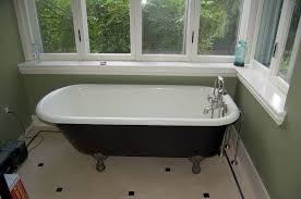 clawfoot tub
