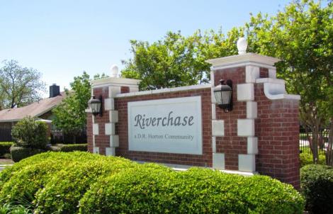 9011e-riverchase_monument_sign-95133147_std